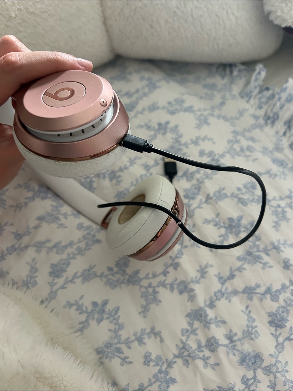 Wireless Solo 3 Beats by Dre Over-Ear Headphones - Rose Gold and White - Picture 10 of 13